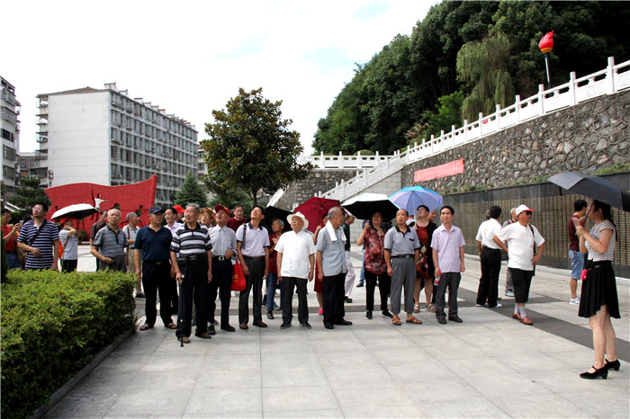 听教育基地讲解员讲解.jpg