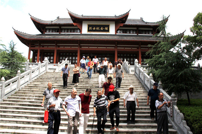 走出烈士纪念馆.jpg