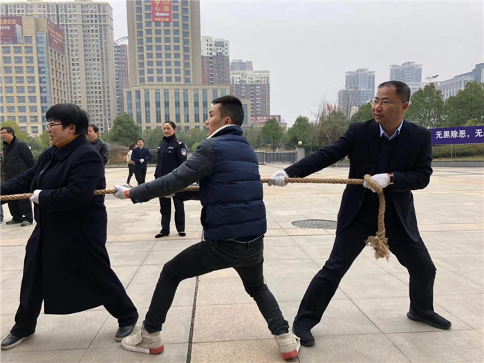 12月14日大冶法院工会组织拔河比赛 图为王军院长（右一）沉着应战.jpg