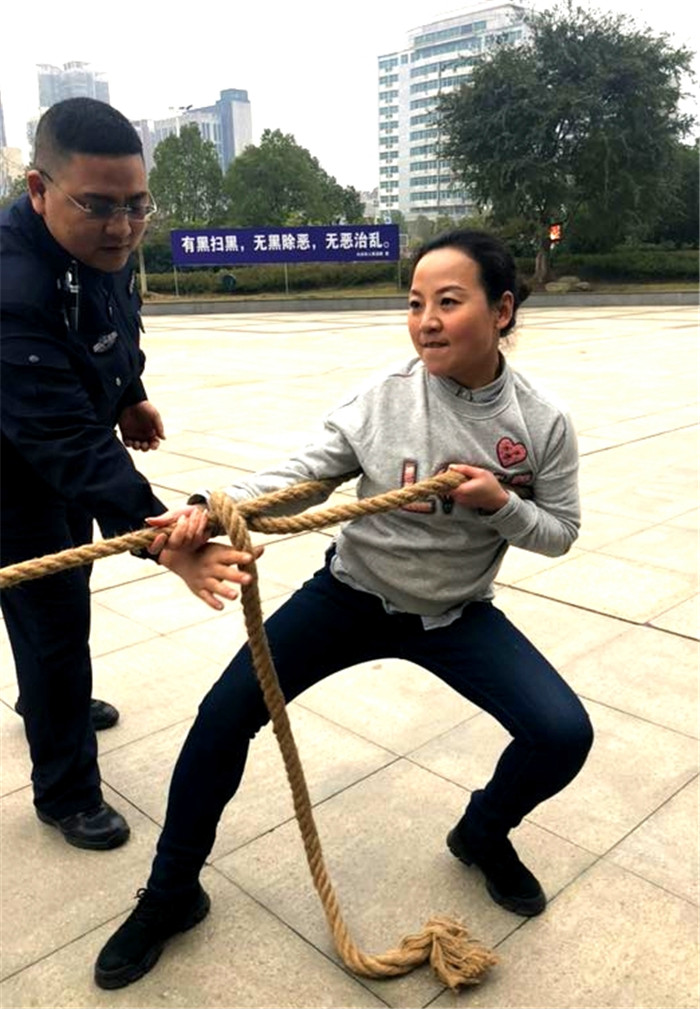 法警队柯荔巾帼不让须眉1.jpg
