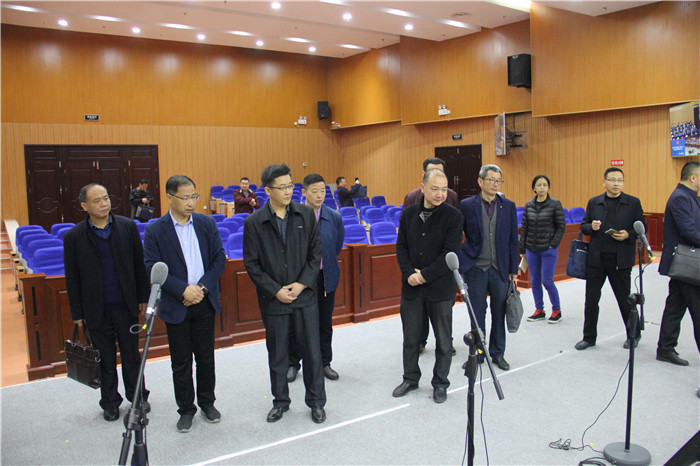 参观第一审判庭.jpg