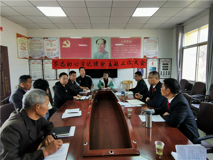 10月28日大冶法院院党组到刘仁八红三军团旧址开展不忘初心牢记使命活动到包保村调研讲党课 (5).jpg