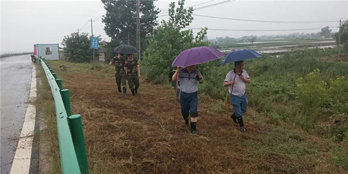 陈新栋（右一）带领干警和村干部一起巡堤查险.jpg