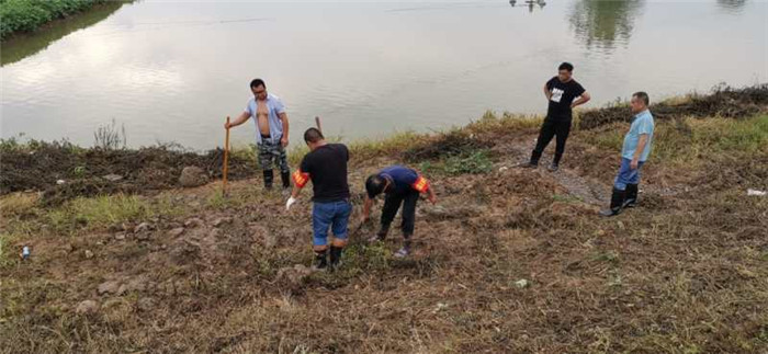 烈日和暴雨下固守民垸大堤 (4).jpg