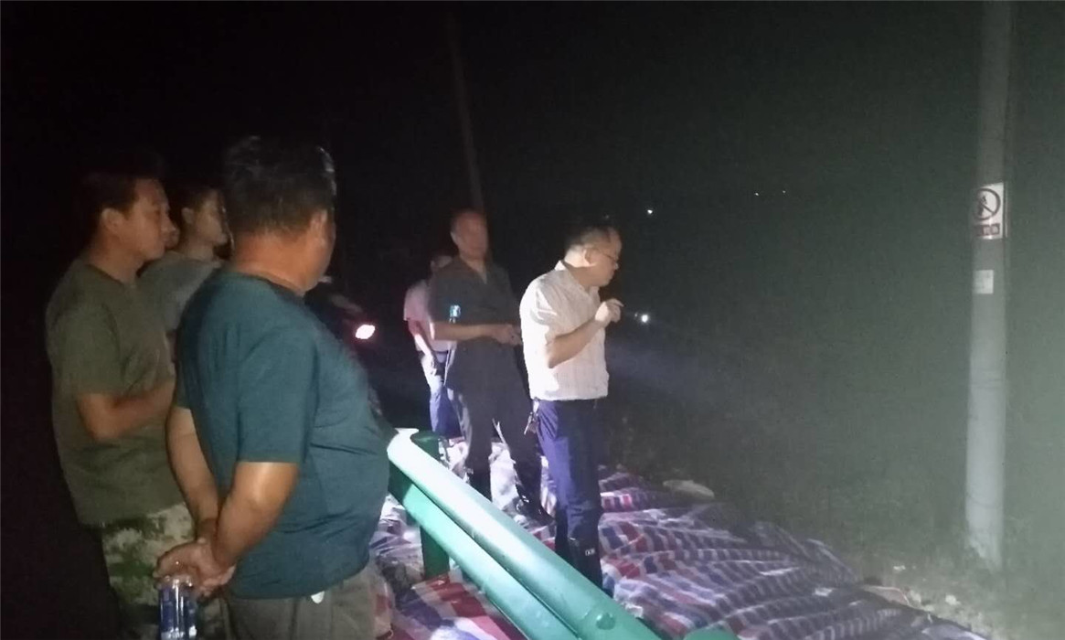 夜守湖堤险遇毒蛇 坚守阵地不畏艰险 (1).jpg