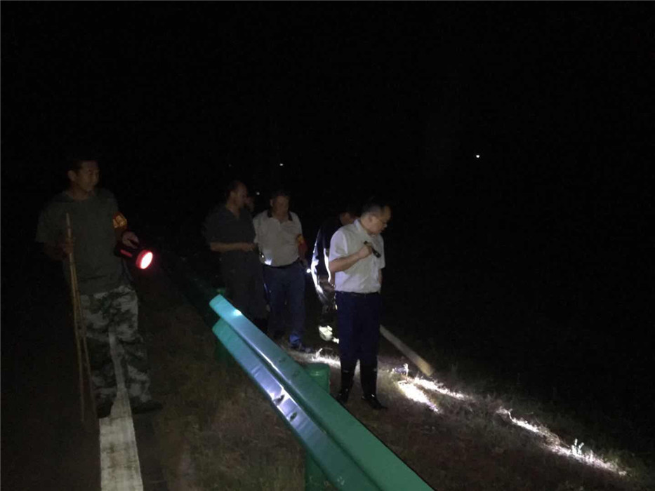 夜守湖堤险遇毒蛇 坚守阵地不畏艰险 (4).jpg