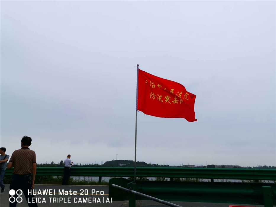 夜守湖堤险遇毒蛇 坚守阵地不畏艰险 (2).jpg