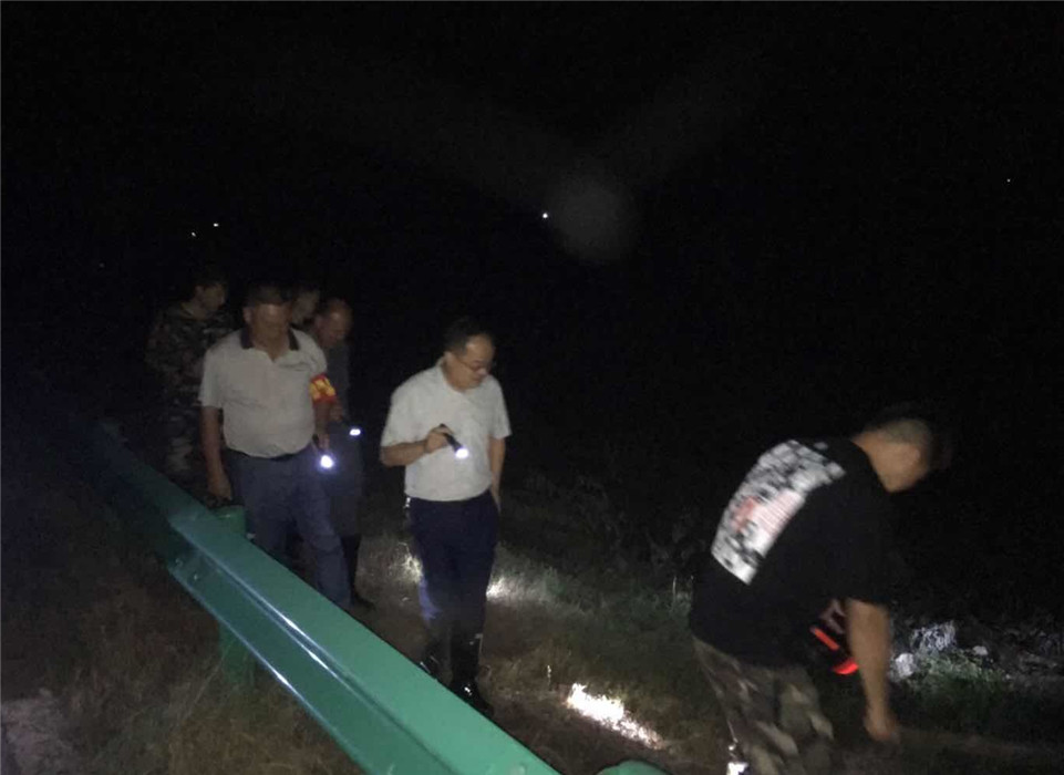 夜守湖堤险遇毒蛇 坚守阵地不畏艰险 (5).jpg