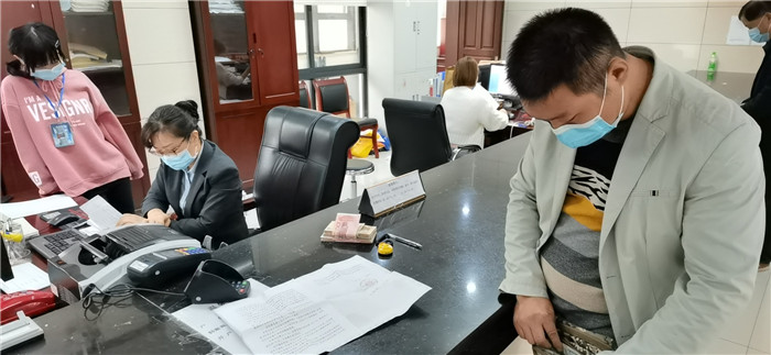 打个车结个案——大冶法院法官有多拼.jpg