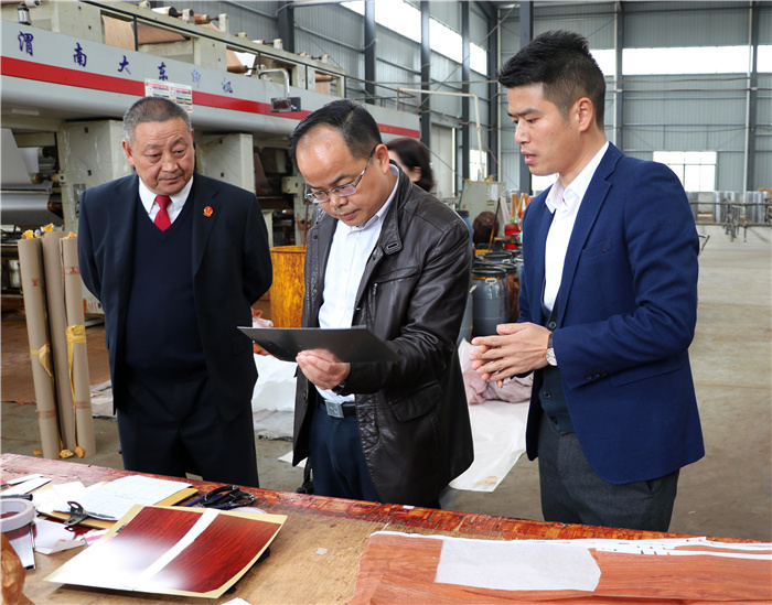 3月23日大冶法院陈敬涛院长一行到6家企业调研走访开展“双千”活动提供法律服务宣传法治 (2).jpg