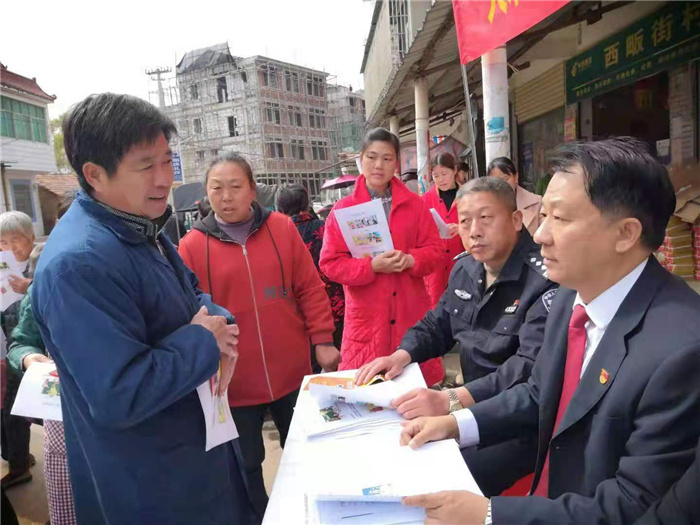 3月23日，大冶法院10余名干警赴大冶市金牛镇西畈村送法进乡村 (2)开展活动.jpg