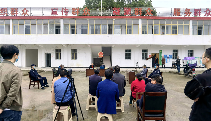 4月27日上午，一夜的大雨刚过，山中还弥漫着浓浓的水雾，大冶法院灵乡法庭庭长李长青便带队驱车1个多小时前往灵乡镇芭山村开展巡回审判，依法审理王某（女）诉姜某离婚纠纷一案。.jpg