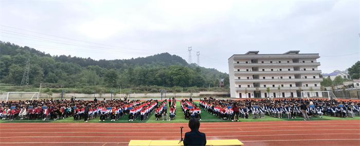 4月23日，大冶市人民法院员额法官黄静一行人走进灵乡镇中心学校，为该校师生带了一场生动的法治教育课。 (1).jpg