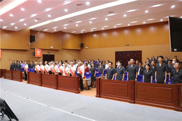 大冶法院表彰大会之与会者起立唱国歌.jpg