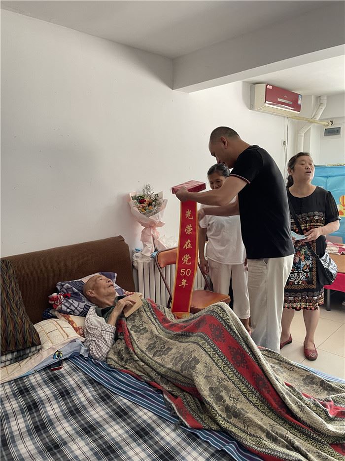 曹玉晖副院长为老党员颁发纪念章.jpg