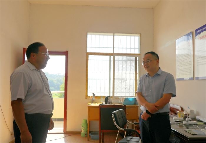 大冶法院党组书记、院长陈敬涛赴还地桥镇南石村调研指导乡村振兴工作 (1).jpg 大冶法院党组书记、院长陈敬涛赴还地桥镇南石村调研指导乡村振兴工作 (1).jpg