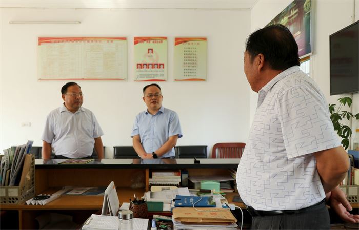 大冶法院党组书记、院长陈敬涛赴还地桥镇南石村调研指导乡村振兴工作 (3).jpg 大冶法院党组书记、院长陈敬涛赴还地桥镇南石村调研指导乡村振兴工作 (3).jpg