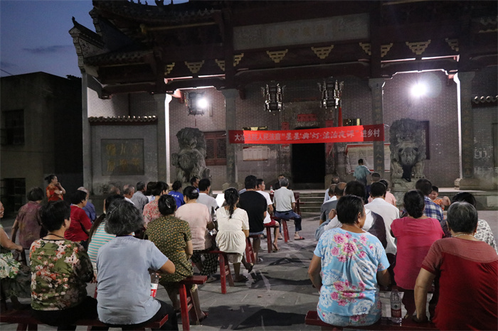 殷祖法庭创新宣传载体和形式，利用周末休息时间，联合镇综治办、派出所、村委会开展“星星‘典’灯”·法治夜课”进乡村活动。.jpg