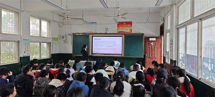 杨思涵.jpg 杨思涵.jpg